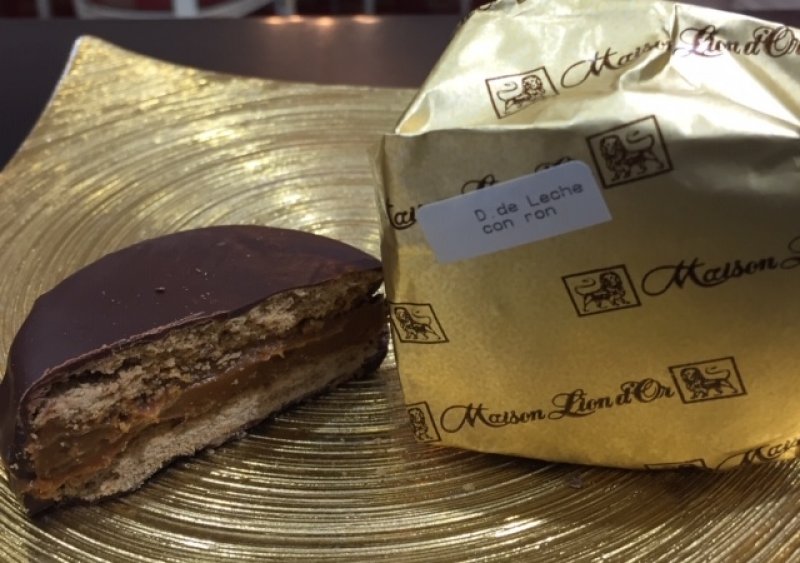 Alfajor de chocolate relleno de dulce de leche al Ron