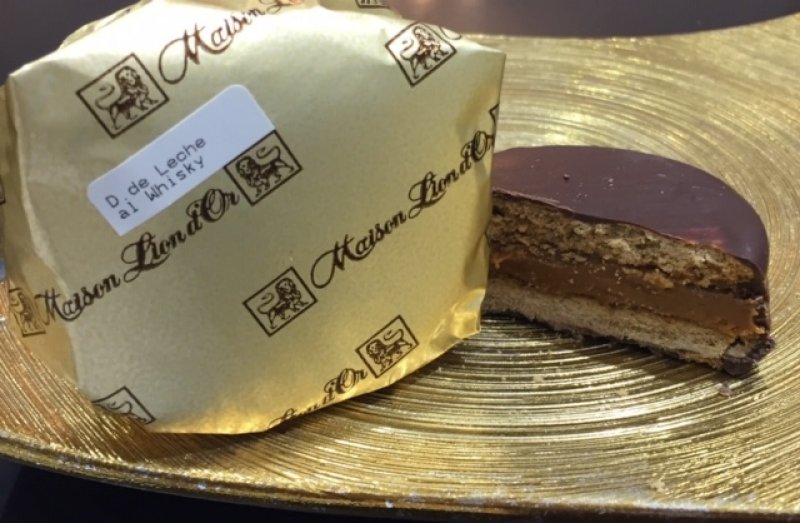Alfajor de chocolate relleno de dulce de leche al Whisky