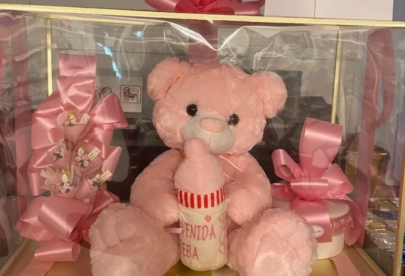Oso con mamadera grande con souvenirs y sombrerera de seda