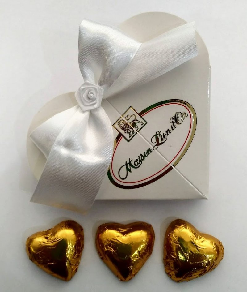 Estuche corazon con tres corazoncitos